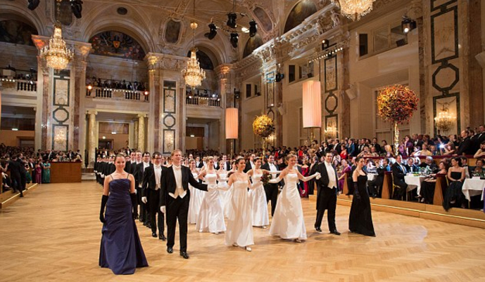 Jaka sukienka na studniówkę będzie do Ciebie pasować?