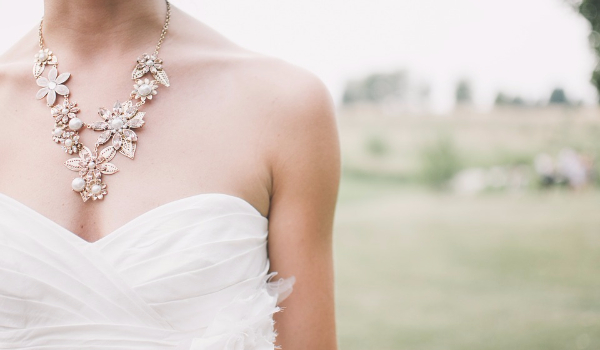 Jaką nietypową suknię ślubną powinnaś założyć?
