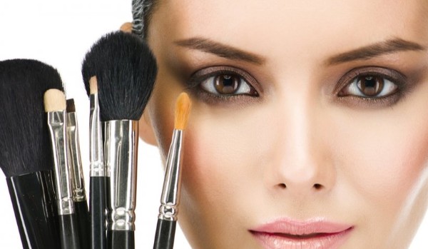 Jaki makijaż powinnaś sobie zrobić, mocny czy lekki?