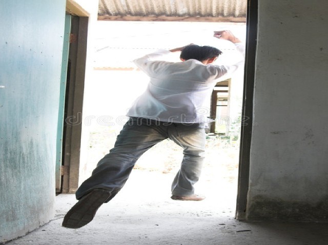 Qiz gozal dick ustiga otirdi