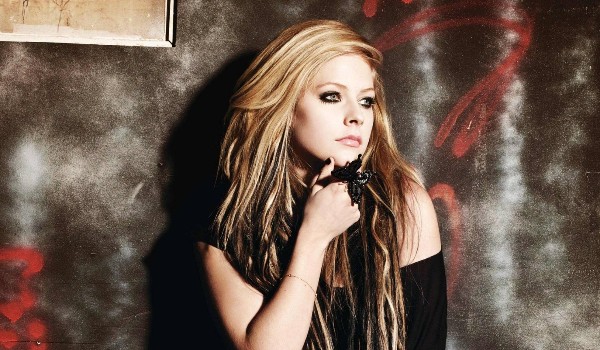 Czy rozpoznasz okładki singli Avril Lavigne po fragmencie?