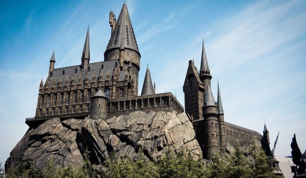 Lekcja zaklęć w Hogwarcie.