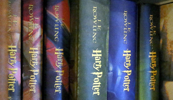 Którą książkę powinieneś przeczytać ,,Harry Potter i kamień filozoficzny” czy ,,Harry Potter i Insyngnia śmierci” ?