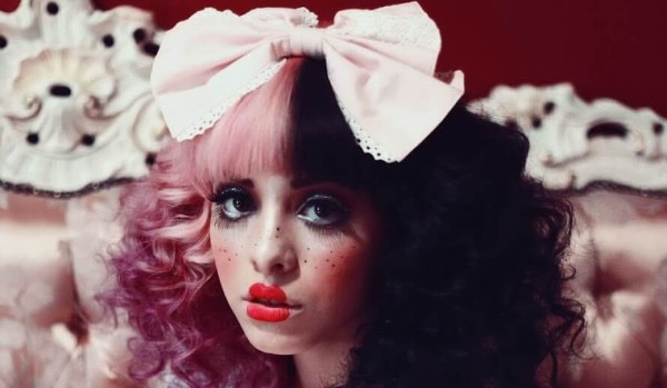 CZY JESTES FANKA MELANIE MARTINEZ?