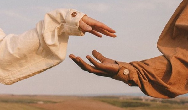 Z kim powinieneś dążyć do relacji romantycznej?