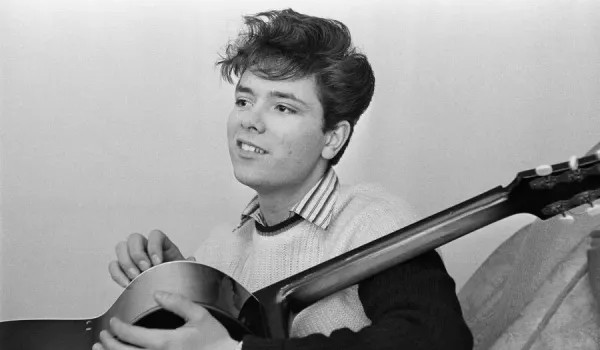 CLIFF SINGS (listy przebojów)